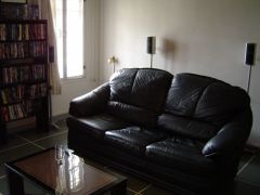 Le sofa au milieu du salon
