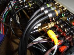 Gros plan sur l'adaptateur Y pour les 2 Subs